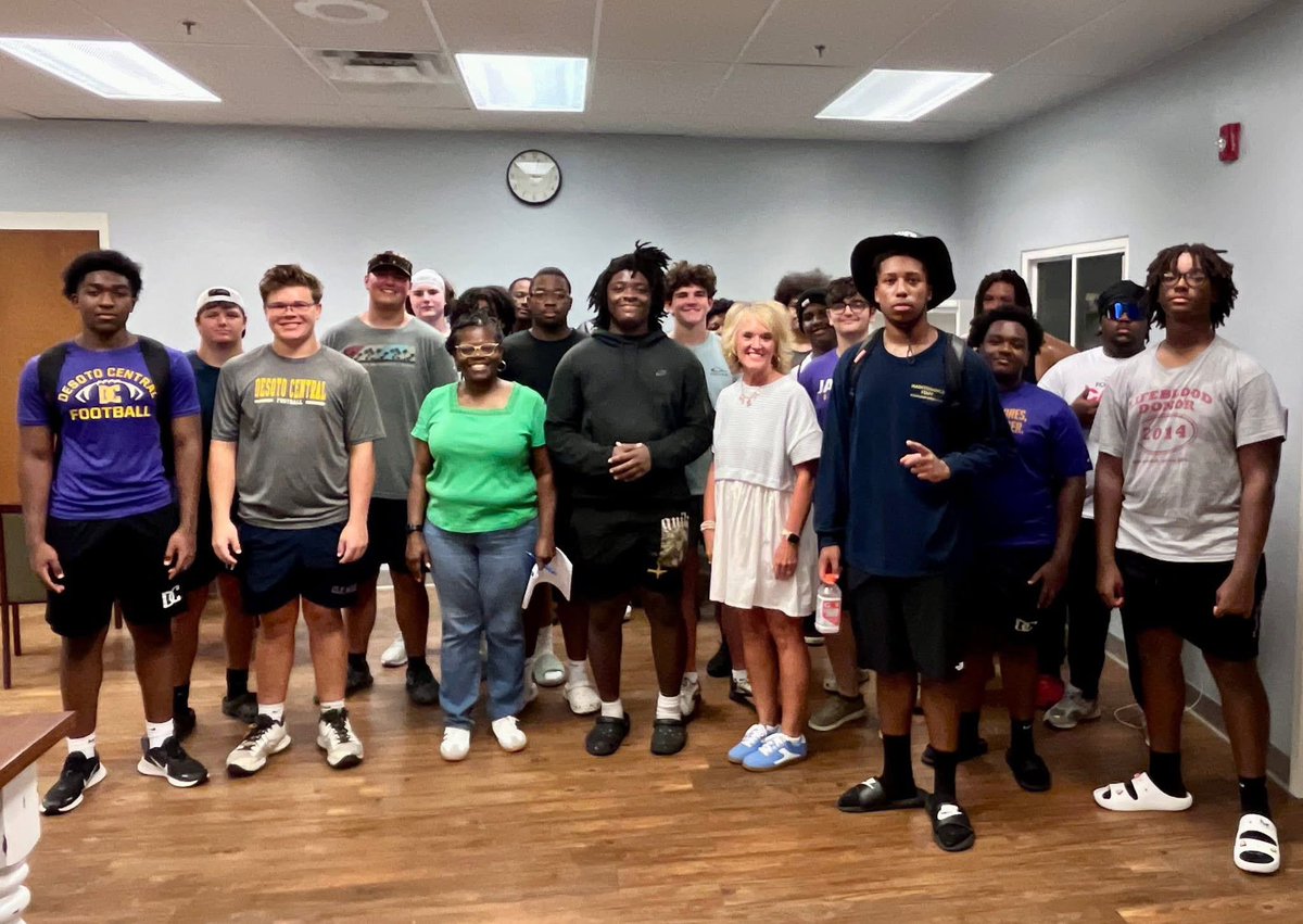 TweetDCS_DCPS's tweet image. We are so grateful to the DeSoto Central Football team, who pitched in and helped move furniture at DCPS today! The PTO provided lunch and cold drinks. Thanks for getting the school ready for our Lil Jags to return next week! #TeamDCS @Fball_DC 💜💛