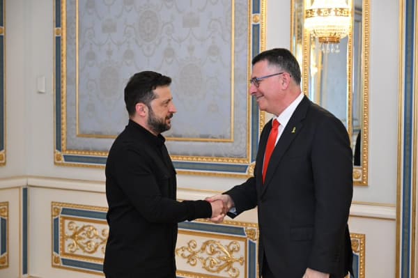 all_israel_news's tweet image. Israel’s FM Sa’ar meets Ukraine's Zelensky in Kiev, denounces Russian attacks on civilians & starts ‘strategic dialogue’ on Iran ow.ly/nf1y106gI9X
#Israel #Ukraine #Diplomacy #MiddleEastPolitics #Geopolitics #GideonSaar #PresidentVolodymyrZelenskyy