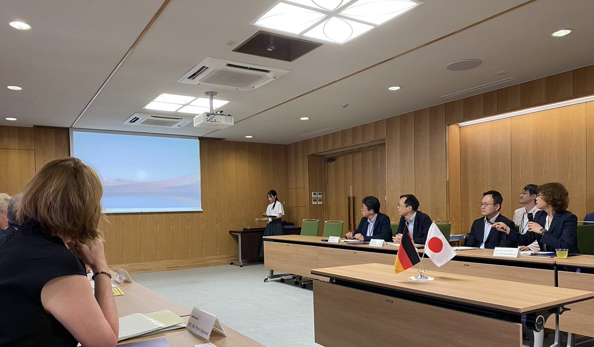 GermanAmbJapan's tweet image. 北海道大学では半導体分野での人材育成や研究協力について貴重な知見を得ました。
イノベーションやSTEM教育をめぐる同大学の熱意ある取組は、同様の課題を持つドイツに重要な視点を与え、印象的でした。