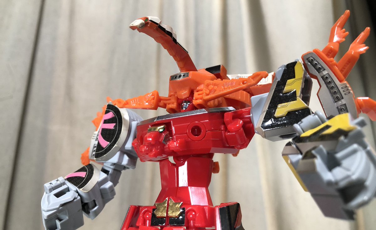 deepwurm's tweet image. ミニプラシンケンジャー②
兜折神、梶木折神、虎折神とそれぞれ合体!兜シンケンオーはDXだと専用頭部が内蔵されてましたが、ミニプラは普通に装備。
流石に開発側もシンケンオーの腰の負荷を懸念したのか、兜と虎折神は腰を支えるジョイントを展開できます。
#ミニプラ