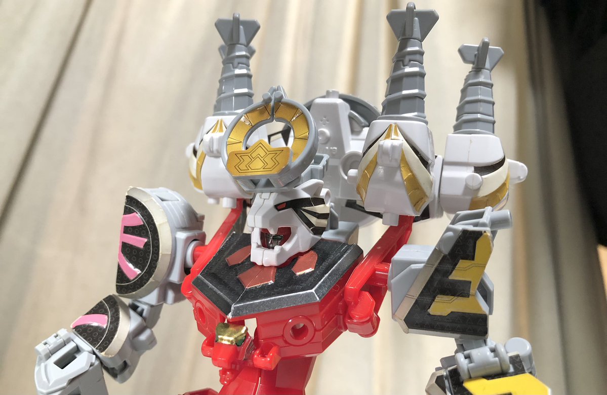 deepwurm's tweet image. ミニプラシンケンジャー②
兜折神、梶木折神、虎折神とそれぞれ合体!兜シンケンオーはDXだと専用頭部が内蔵されてましたが、ミニプラは普通に装備。
流石に開発側もシンケンオーの腰の負荷を懸念したのか、兜と虎折神は腰を支えるジョイントを展開できます。
#ミニプラ