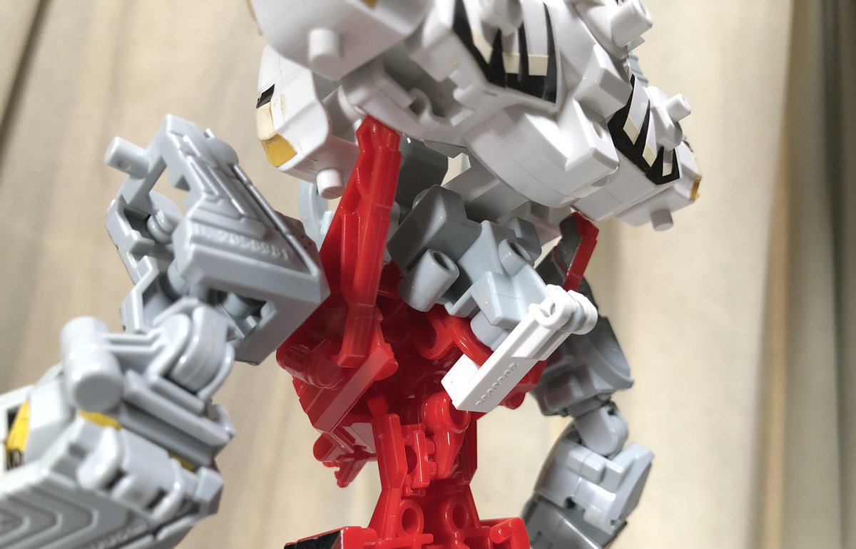 deepwurm's tweet image. ミニプラシンケンジャー②
兜折神、梶木折神、虎折神とそれぞれ合体!兜シンケンオーはDXだと専用頭部が内蔵されてましたが、ミニプラは普通に装備。
流石に開発側もシンケンオーの腰の負荷を懸念したのか、兜と虎折神は腰を支えるジョイントを展開できます。
#ミニプラ