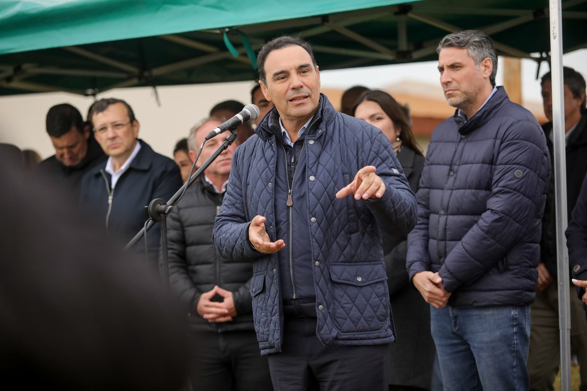 javiersaezok's tweet image. ¡Más familias felices! 👨👩👦
En #Garaví compartimos la entrega de 10 viviendas del programa #Oñondivé de @invico encabezada por el Gobernador @gustavovaldesok y la intendente Paola Chukel.
¡Muchas felicidades a los adjudicatarios!