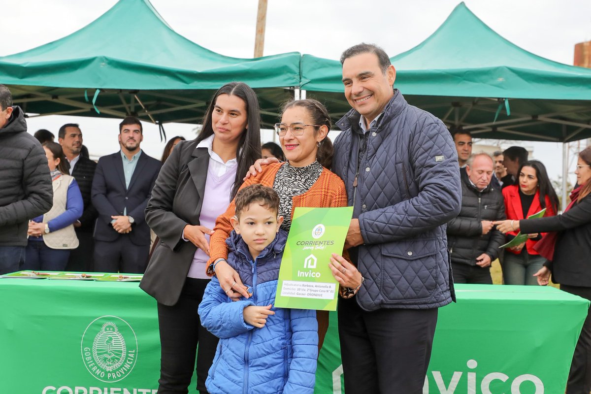 javiersaezok's tweet image. ¡Más familias felices! 👨👩👦
En #Garaví compartimos la entrega de 10 viviendas del programa #Oñondivé de @invico encabezada por el Gobernador @gustavovaldesok y la intendente Paola Chukel.
¡Muchas felicidades a los adjudicatarios!