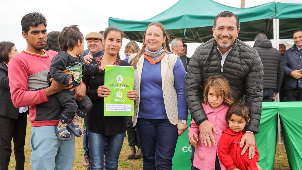 javiersaezok's tweet image. ¡Más familias felices! 👨👩👦
En #Garaví compartimos la entrega de 10 viviendas del programa #Oñondivé de @invico encabezada por el Gobernador @gustavovaldesok y la intendente Paola Chukel.
¡Muchas felicidades a los adjudicatarios!
