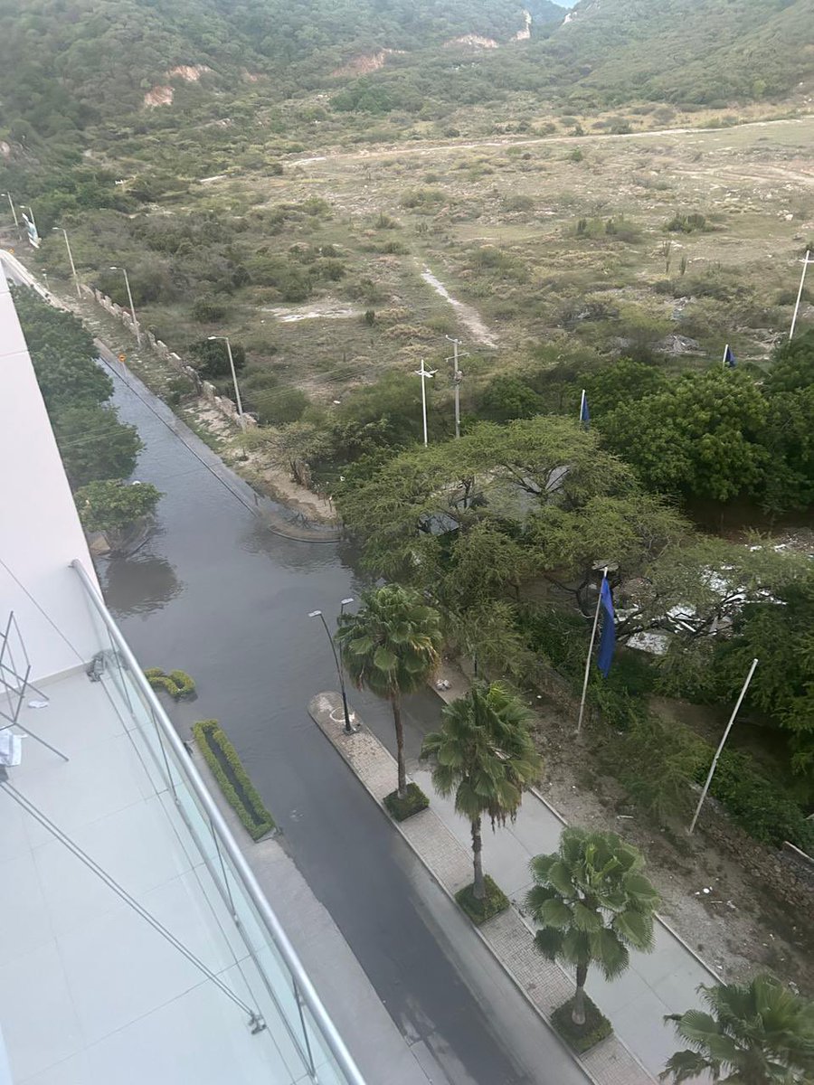 Estimado Sr alcalde <a href="/CarlosPinedoC/">Carlos Pinedo Cuello</a>  <a href="/SantaMartaDTCH/">Alcaldía de Santa Marta</a> con asombro veo que en Playa Salguero las aguas negras están rebosadas hace 1 semana y me cuentan q no es la primera vez. Justo en frente van a hacer un proyecto gigantesco, cómo se maneja este tema y q soluciones hay?