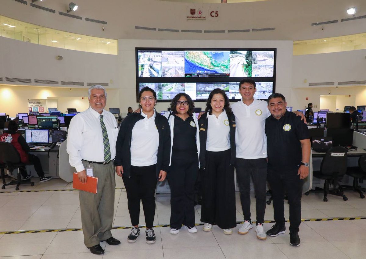 Informar a la comunidad es una herramienta poderosa para fortalecer la seguridad en #CDMX; hoy, recibí con Pedro Terán, Dir. de Logística y Vinculación, en el <a href="/C5_CDMX/">C5 CDMX</a> la visita cívica del equipo de comunicación y medios del <a href="/CENTROLIBANESAC/">CENTRO LIBANES A.C</a>, a quienes agradecemos el interés en