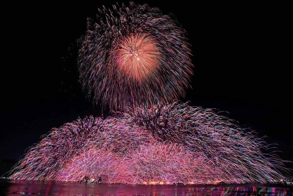 湖上ならではの水上スターマインをはじめ、圧倒的なスケール感を誇る演出が目白押し🎇😳

【第77回　諏訪湖祭湖上花火大会】

📅8月15日(金)
📍長野県　諏訪市商業連合会Cｹﾞｰﾄ観覧席

詳細は⬇️
lnky.jp/tGuGmrn