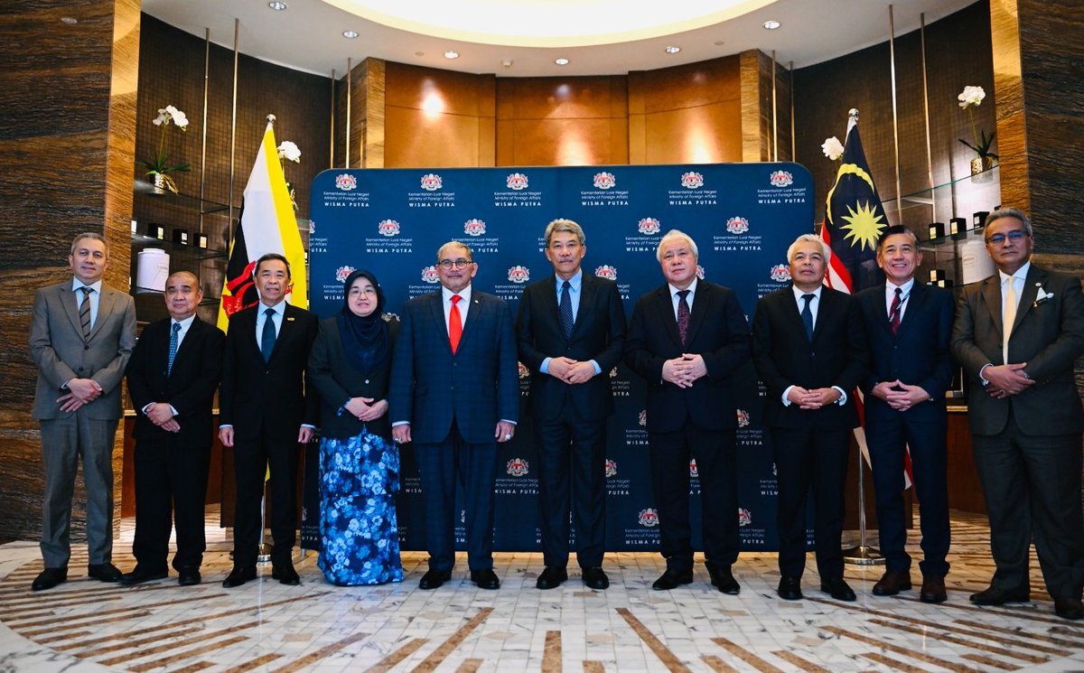 FM Dato’ Seri Utama Hj Mohamad bin Hj Hasan and Brunei Darussalam's Foreign Minister II YB Dato Seri Setia Haji Erywan bin Pehin Datu Pekerma Jaya Hj Mohd Yusof co-chaired the 26th Meeting of the Implementation of the Exchange of Letters between 🇲🇾 and 🇧🇳 on 23 July 2025. (1/3)