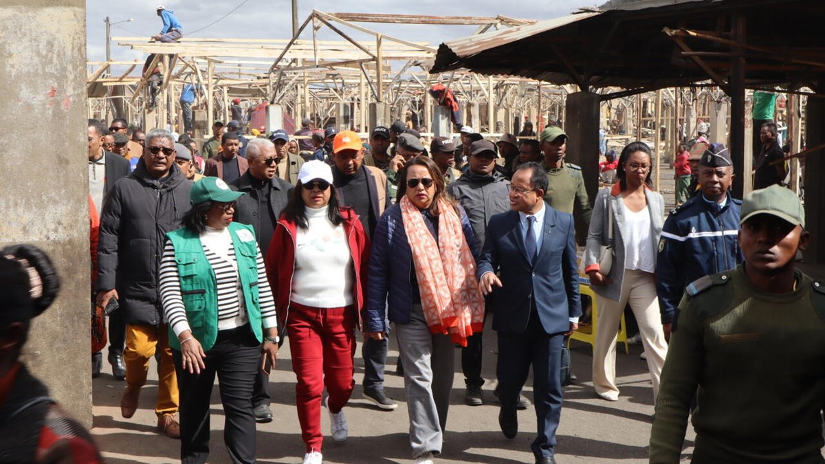 RFIAfrique's tweet image. Madagascar: une délégation ministérielle à Antsirabé pour soutenir les commerçants du marché Sabotsy sinistré rfi.my/BrrI.x