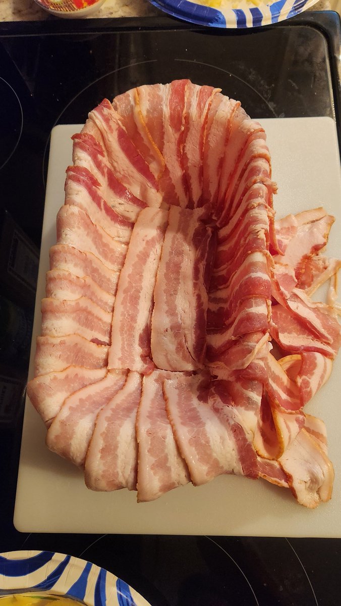 RoyMay15's tweet image. Tonight's dinner is brought to you by a viral Instagram post
*not pictured: shredded block of sharp white cheddar and chicken tenderloins slice thin, and seasoning