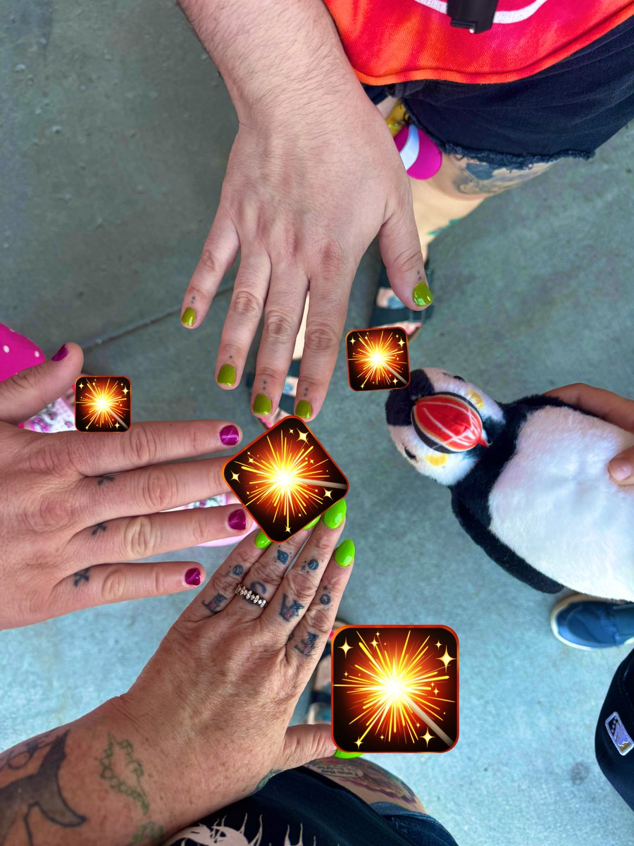 nickabeans's tweet image. Just a bunch of girls who got their piggies and hands done today.
Can’t wait to wrap my green fingies around things