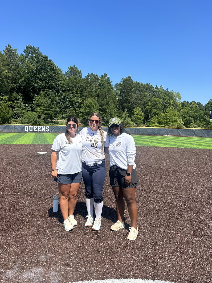Madi_Denson2028's tweet photo. Awesome camp today at Queens University @RoyalsSball with @KellaArmstrong and @SierraVanzant! @LLGRoberts16u @Org_LLG https://t.co/5N4elOMyZr