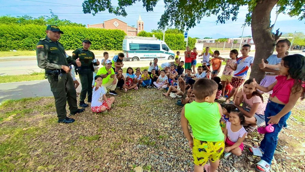 👮🏻👮🏻‍♂️🚔 El Grupo de Despliegue Comunitario en conjunto con la Fundación Naranjo, sorprendió a los niños y niñas de los barrios El Páramo,Tierra Prometida y Familias Unidas, con la entrega de 380 regalos para los adultos mayores que fueron recogidos por los policías y la fundación.
