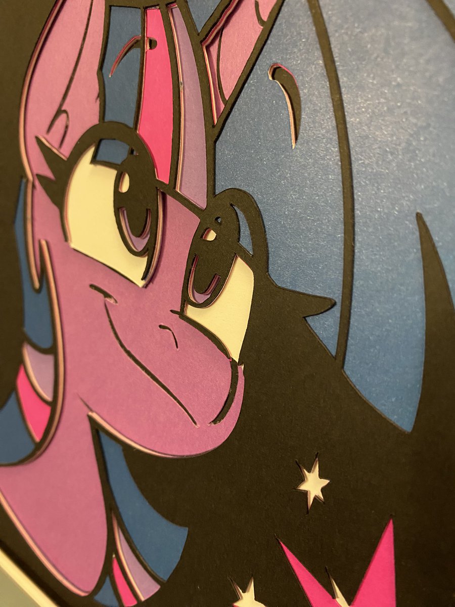 SamohtLion's tweet image. This layered paper headshot brings @RealAnonTheAnon’s bold, expressive style to life in paper craft.
Available exclusively at Pittsburgh Toon Fusion!
🎨 Art by @RealAnonTheAnon
✂️ Transformed into papercraft magic!
#MLP #TwilightSparkle #PaperCraft #FanArt #Bronies…