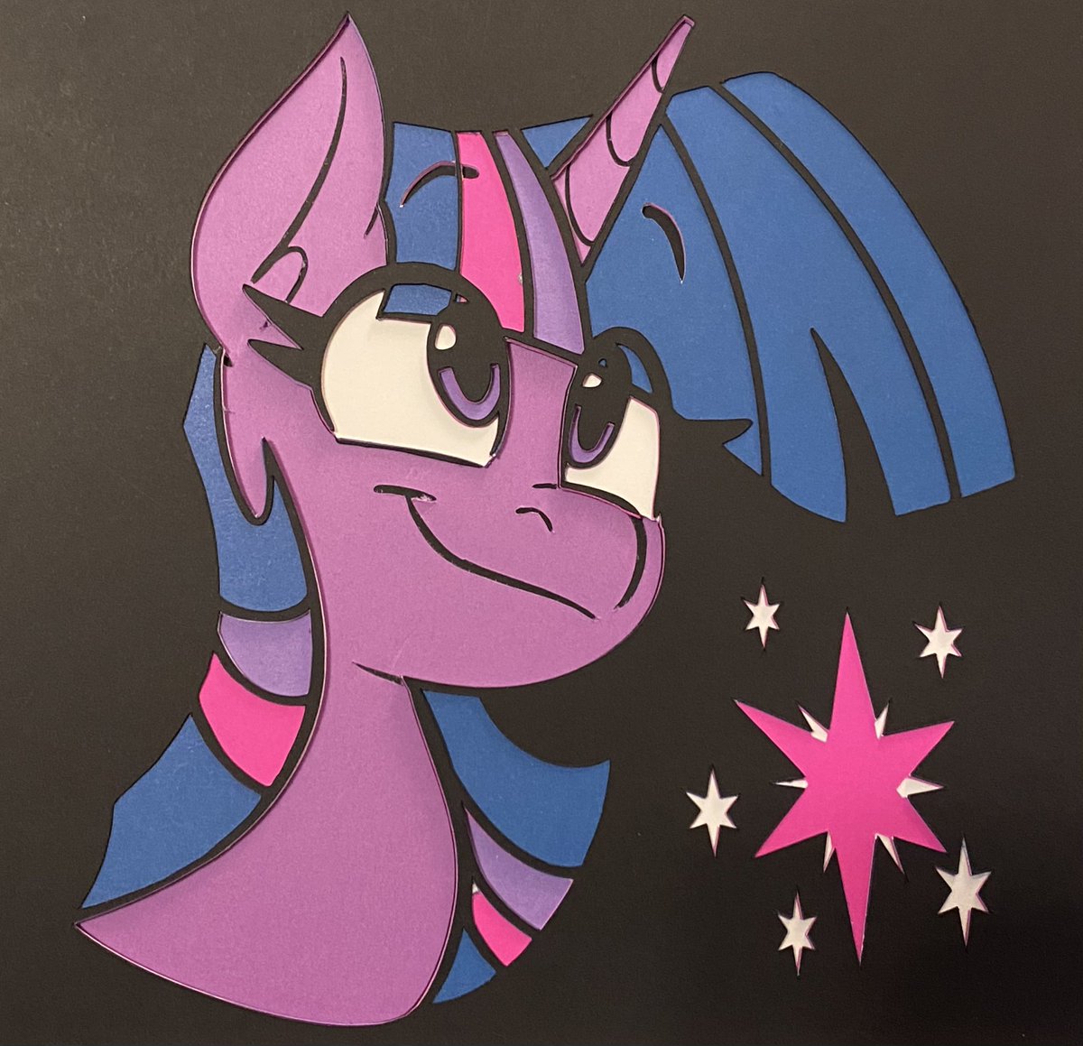 SamohtLion's tweet image. This layered paper headshot brings @RealAnonTheAnon’s bold, expressive style to life in paper craft.
Available exclusively at Pittsburgh Toon Fusion!
🎨 Art by @RealAnonTheAnon
✂️ Transformed into papercraft magic!
#MLP #TwilightSparkle #PaperCraft #FanArt #Bronies…