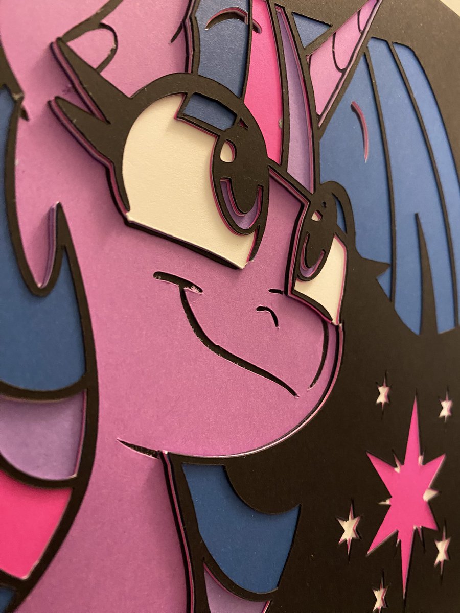 SamohtLion's tweet image. This layered paper headshot brings @RealAnonTheAnon’s bold, expressive style to life in paper craft.
Available exclusively at Pittsburgh Toon Fusion!
🎨 Art by @RealAnonTheAnon
✂️ Transformed into papercraft magic!
#MLP #TwilightSparkle #PaperCraft #FanArt #Bronies…
