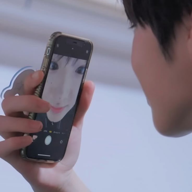 핸드폰 화면은 ㅈㄴ 애기인데 손이랑 옆태는 애기가 아니야…