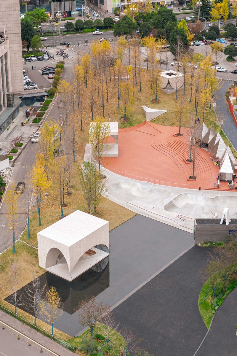 tecture1's tweet image. 環境に溶け込む分散型アートパビリオン
mag.tecture.jp/culture/202507…
ATELIER XIが中国貴陽市に手がけた図書館、礼拝堂、舞台の機能を有した〈AYDCパブリック・アート・センター〉
建築を「経験・想像力・コミュニティの器」として再定義する彫刻的文化ハブです
Photo by Zhang Chao
#TECTUREMAG海外記事