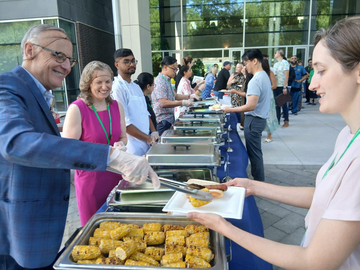 Rob_Oliphant's tweet image. As Canada&apos;s largest children’s rehab hospital, @HBKidsHospital constantly strives for better medical care for our youth. Glad to speak with the Canada Summer Jobs students who take part in that research, and a joy to serve food with President @Hanigsberg at the summer bbq!