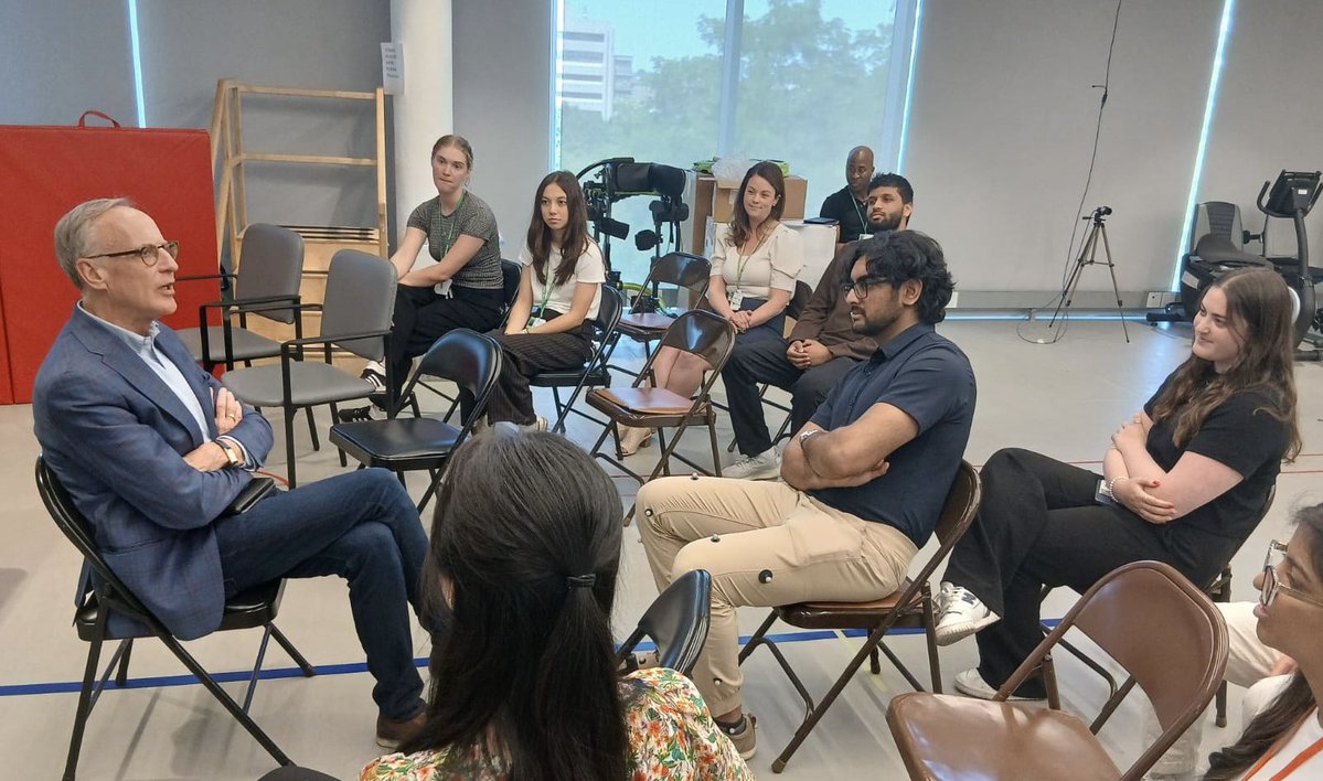 Rob_Oliphant's tweet image. As Canada&apos;s largest children’s rehab hospital, @HBKidsHospital constantly strives for better medical care for our youth. Glad to speak with the Canada Summer Jobs students who take part in that research, and a joy to serve food with President @Hanigsberg at the summer bbq!