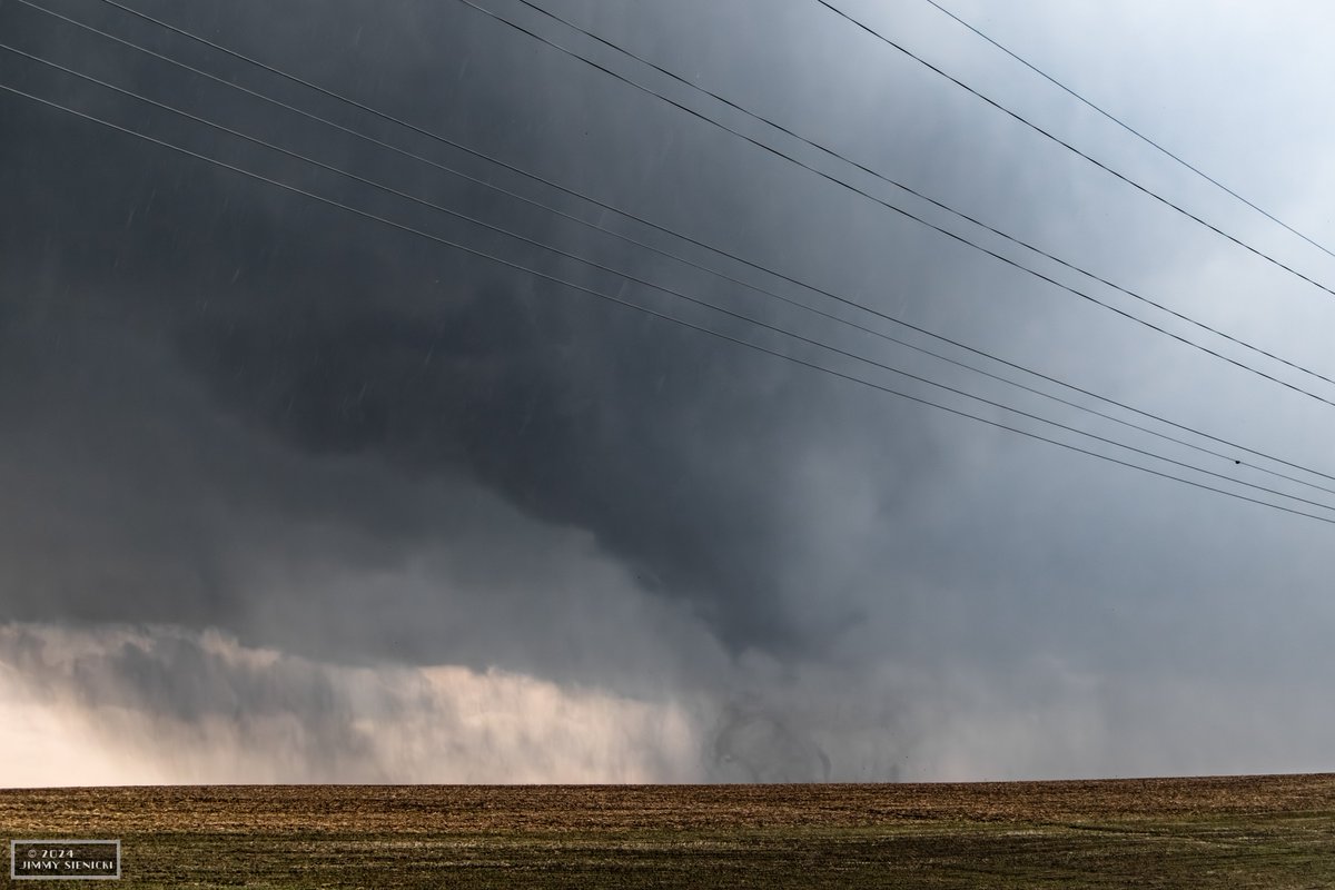 Get_EMLd's tweet image. The Greenfield, Iowa EF4 in its early multi-vortex phase! - 5/21/2024