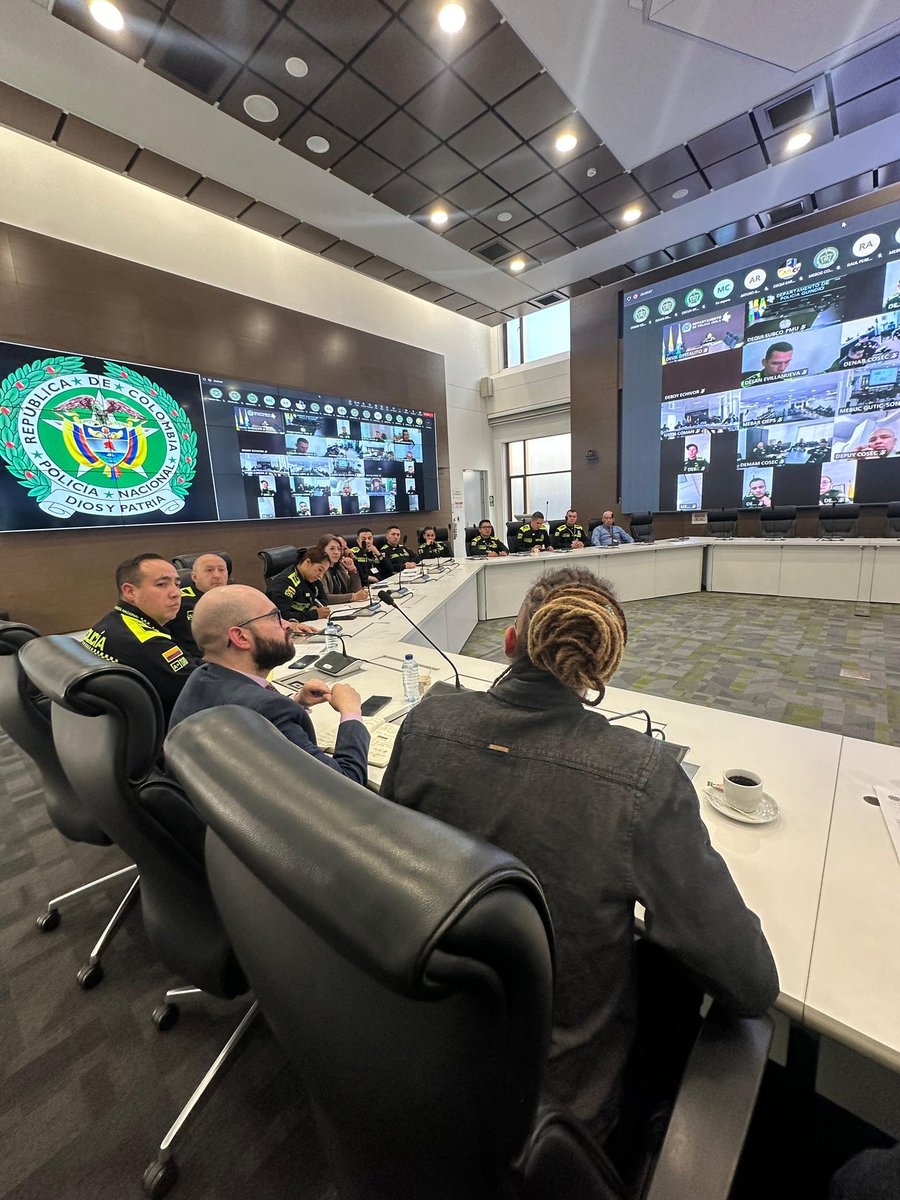 davalho's tweet image. Hoy estuvimos en la Sala Estratégica de la @PoliciaColombia, donde nos conectamos con los comandantes de estación de todo el país y sus asesores jurídicos en una jornada de capacitación para hacer cumplir la Ley contra el Ruido.
Seguimos haciendo seguimiento para avanzar en su…