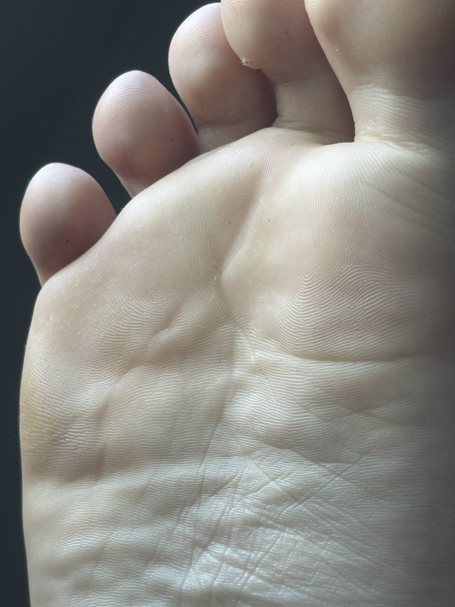 Freshly showered girl foot~

Anyway I need a cutie gal in my dms on Twitter or discord to help warm my voice up~

If anyone’s awake come hit me up.
