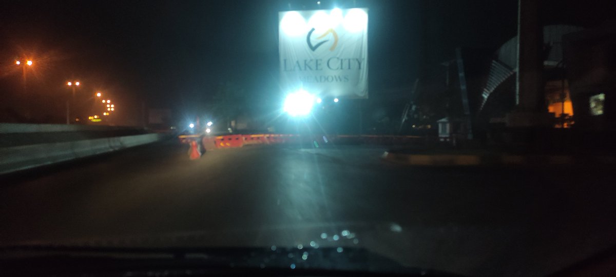 Raomu's tweet photo. state life society Lhr. Forceful  diversion aur forcefully traffic flow change kerna legal hai? CM helpline pr ki gye complaint close ker di gye society k security incharge major sb se mulaqat ker k. and yeh bahar main rd per hai. FYI &amp; A CM sahiba
@MaryamNSharif
@GovtofPunjabPK https://t.co/175GrhxgCX