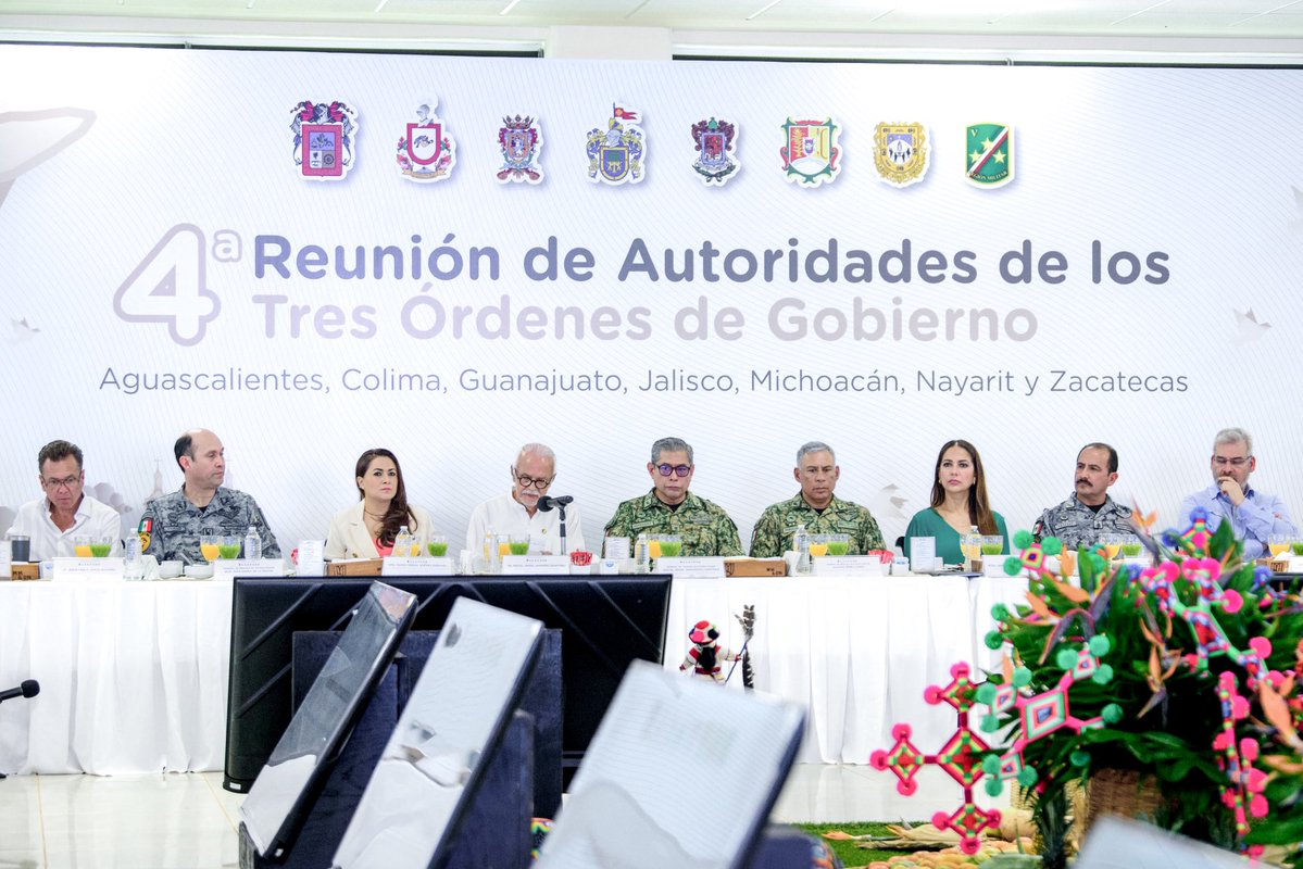 TereJimenezE's tweet image. 4ª REUNIÓN CON GOBERNADORES DE LA REGIÓN PARA FORTALECER ESTRATEGIAS DE SEGURIDAD
Refrendamos la coordinación y cooperación entre los estados de la región para seguir fortaleciendo las estrategias de seguridad en el país y el blindaje de carreteras de la zona.