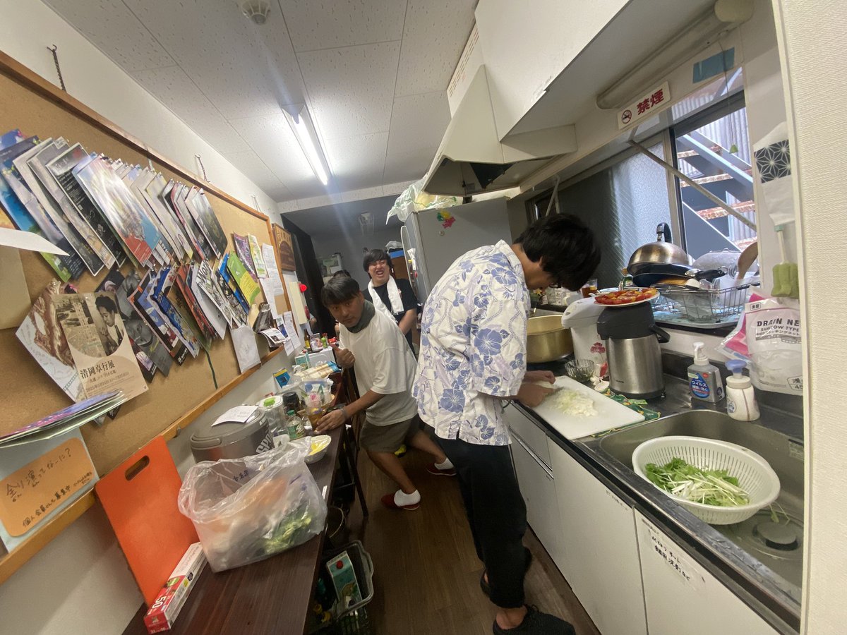 HiroKick629's tweet image. 昨日は合同企画の稽古後、懇親会で銅鑼のアトリエのキッチンでクッキング。俺は15人前の冷製トマト生ハムパスタと7人前のペペロンチーノ。銅鑼の山ちゃんもオリジナルパスタを15人前。全部美味しかった😄‼️

#劇団銅鑼
#TOKYOハンバーグ
#月から抜け出したくて