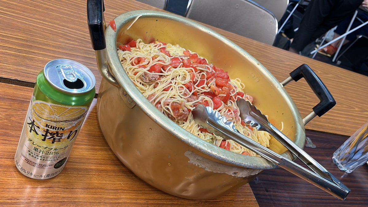 HiroKick629's tweet image. 昨日は合同企画の稽古後、懇親会で銅鑼のアトリエのキッチンでクッキング。俺は15人前の冷製トマト生ハムパスタと7人前のペペロンチーノ。銅鑼の山ちゃんもオリジナルパスタを15人前。全部美味しかった😄‼️

#劇団銅鑼
#TOKYOハンバーグ
#月から抜け出したくて