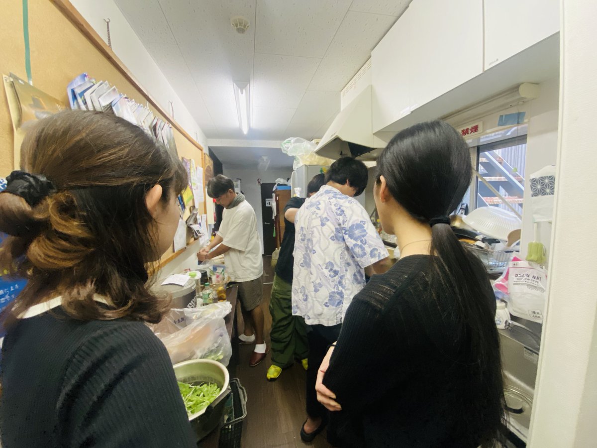 HiroKick629's tweet image. 昨日は合同企画の稽古後、懇親会で銅鑼のアトリエのキッチンでクッキング。俺は15人前の冷製トマト生ハムパスタと7人前のペペロンチーノ。銅鑼の山ちゃんもオリジナルパスタを15人前。全部美味しかった😄‼️

#劇団銅鑼
#TOKYOハンバーグ
#月から抜け出したくて