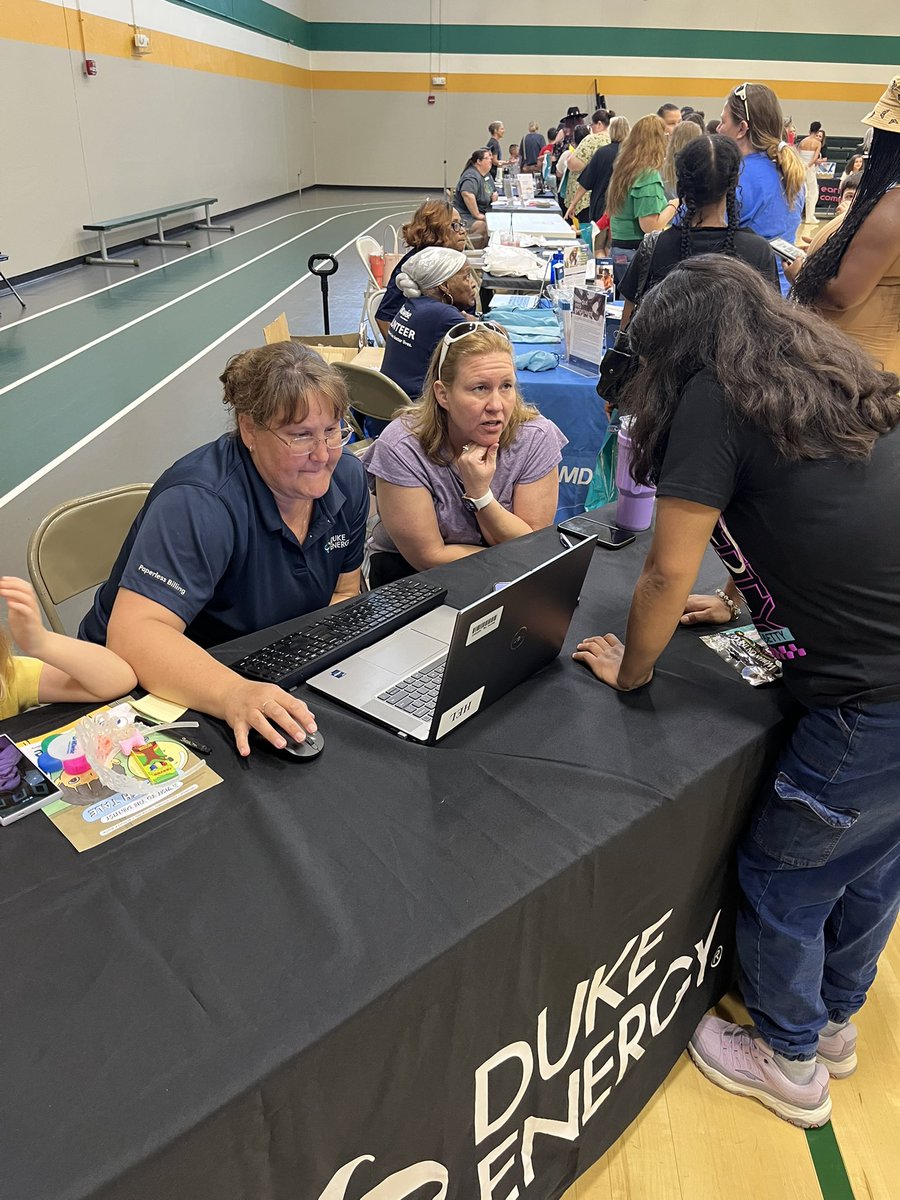 JeanRenk's tweet image. Representatives from the @DukeEnergy Customer Care team worked with customers who had billing questions at United Way of Johnson Co’s Fast Track school supply distribution event at Greenwood H.S.