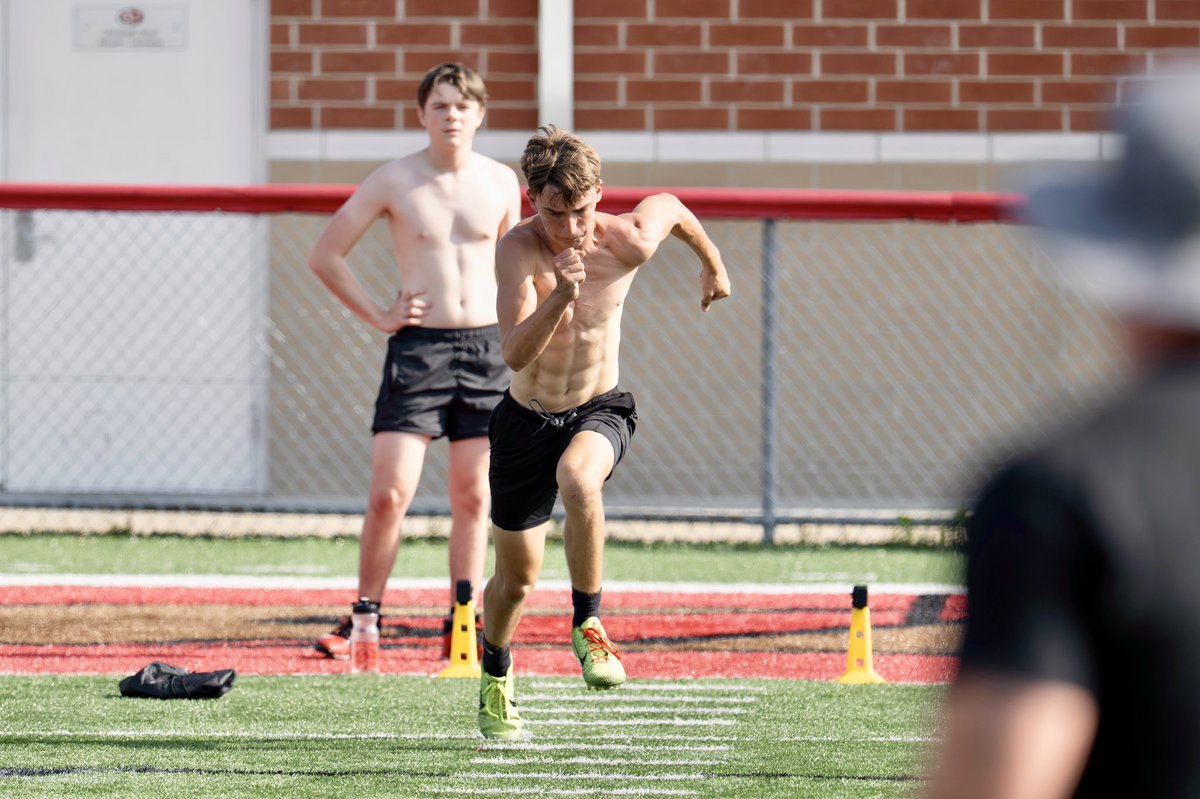 uhshawksfb's tweet image. Tremendous effort today in the heat by our Hawks football team at our 2025 UHS Max Out event. The work you have put in with coach Gibson was certainly on display. Go Hawks! #uhshawks #eat @U_Athletics @CoachSnyderUHS