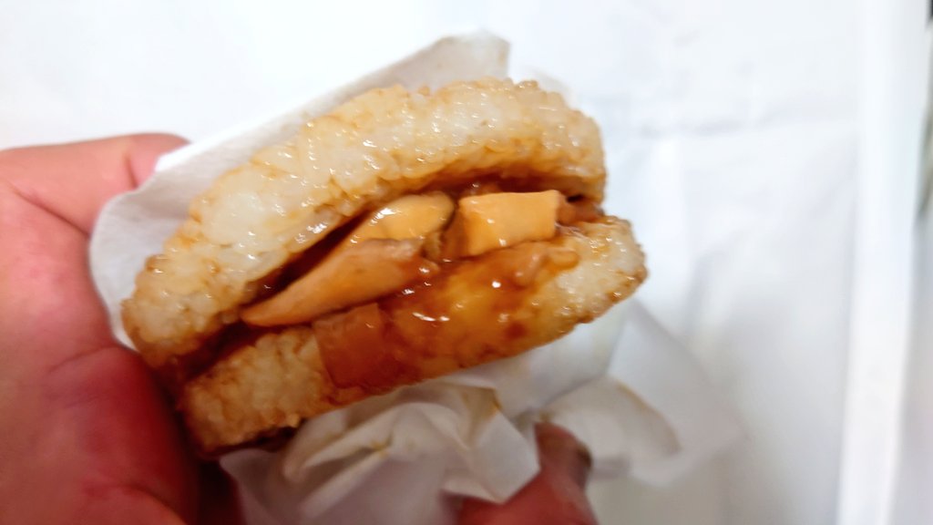 ganbarimuscle's tweet image. 業務スーパーの照り焼きチキンライスバーガーは高タンパク低脂質、しかも美味しいのでおすすめです🍙
昨日は帰りが遅かったので夕食はこれでした😋