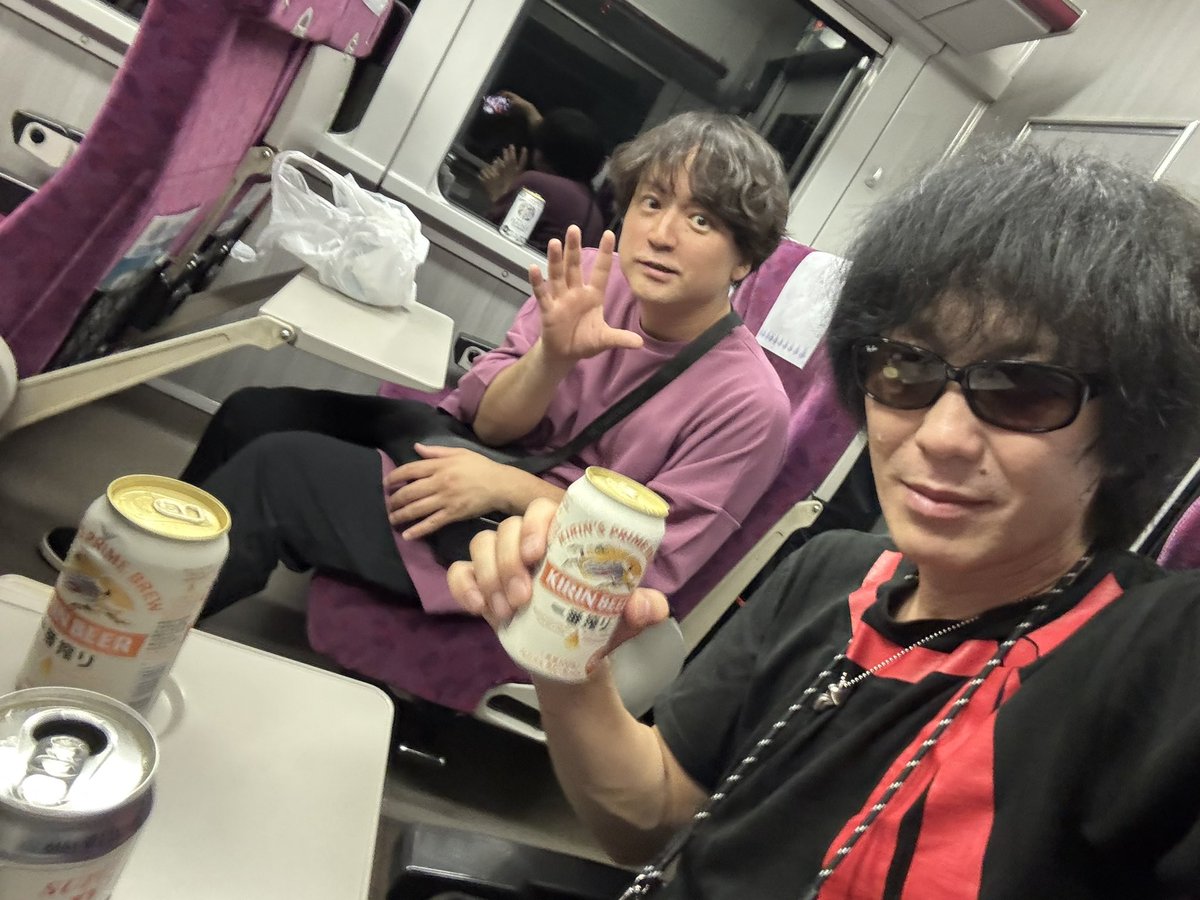 DynamiteNaoki's tweet image. イヒヒ!!
昨日の帰りはヒデちゃんと、成功したロックスターだけが座れる指定席で打ち上げしながら帰ったのさ😎🍺🚃
本当に楽しい夜だったなぁ!!