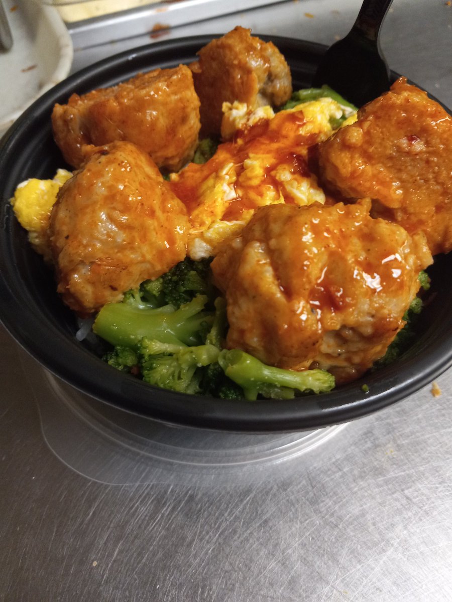 Haven't posted food here in a while so here's a ginger chicken rice bowl with a honey garlic sriracha sauce :) should be roughly like 700ish calories iirc don't feel like crunching the actual numbers rn