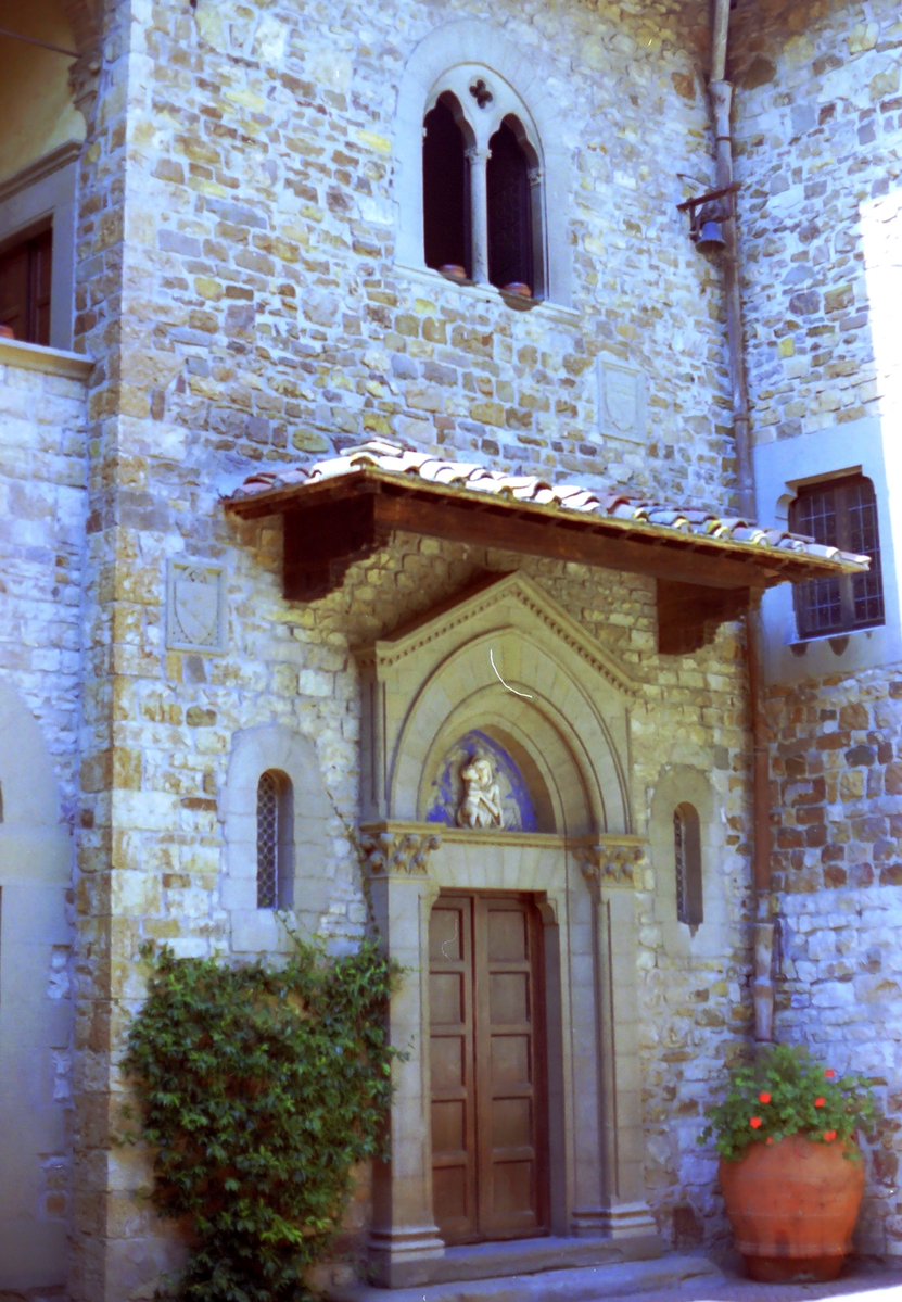 LibertyMomm's tweet image. Il Palagio - Medieval Castle in Val di Pesa, Italia, Courtyard door.
Would love to walk in this door and hear my family's voices.
