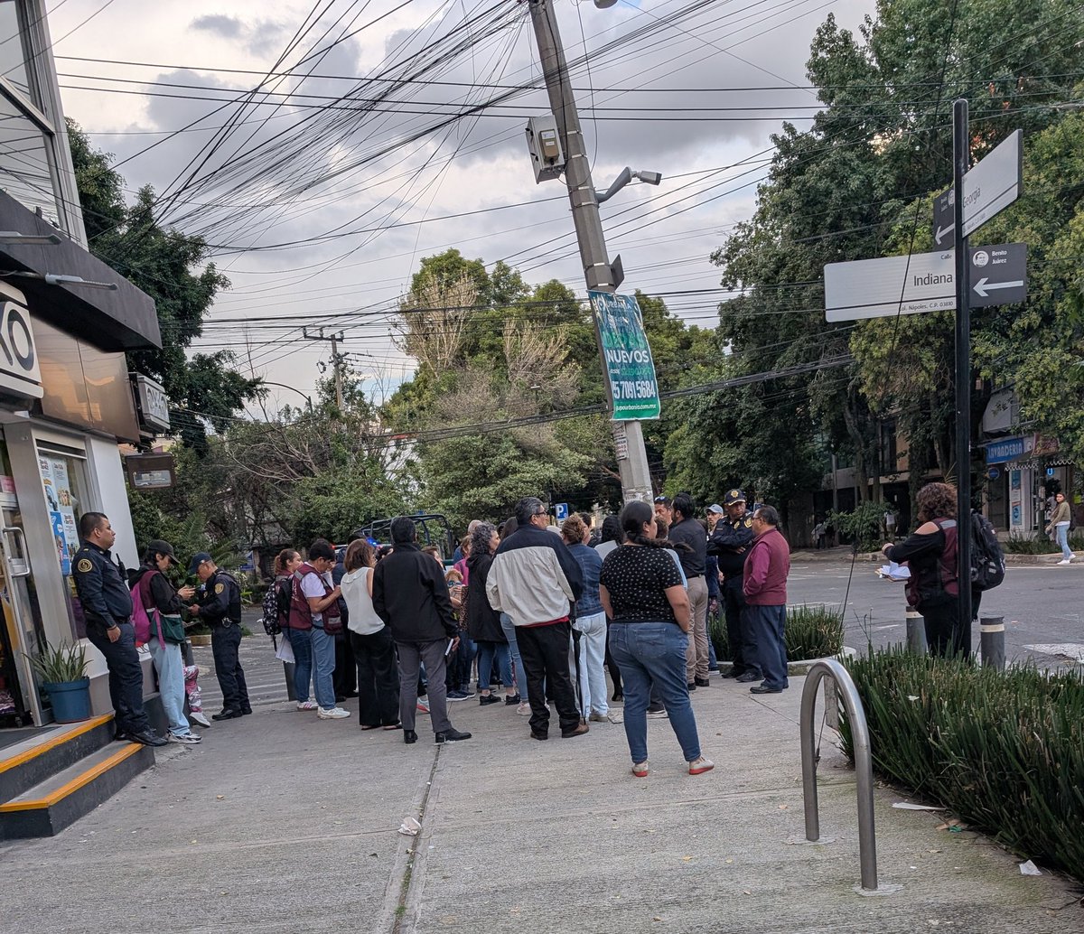 jmtoralc's tweet image. Soy el primero en quejarme, pero el @GobCDMX es la primera autoridad con la que tengo contacto que viene a preguntar sobre lo que ocurre en la colonia. Jamás he visto a nadie de @BJAlcaldia o de @LuisMendozaBJ.