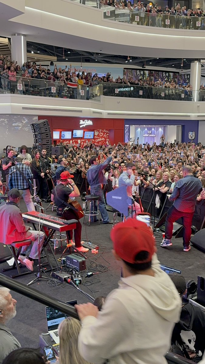onlyjonas21's tweet photo. @JONASCON2025 see you in detroit! i was lucky enough to attend jonascon in march and i can’t wait to experience it again 🤗 https://t.co/vB3iygmvM7