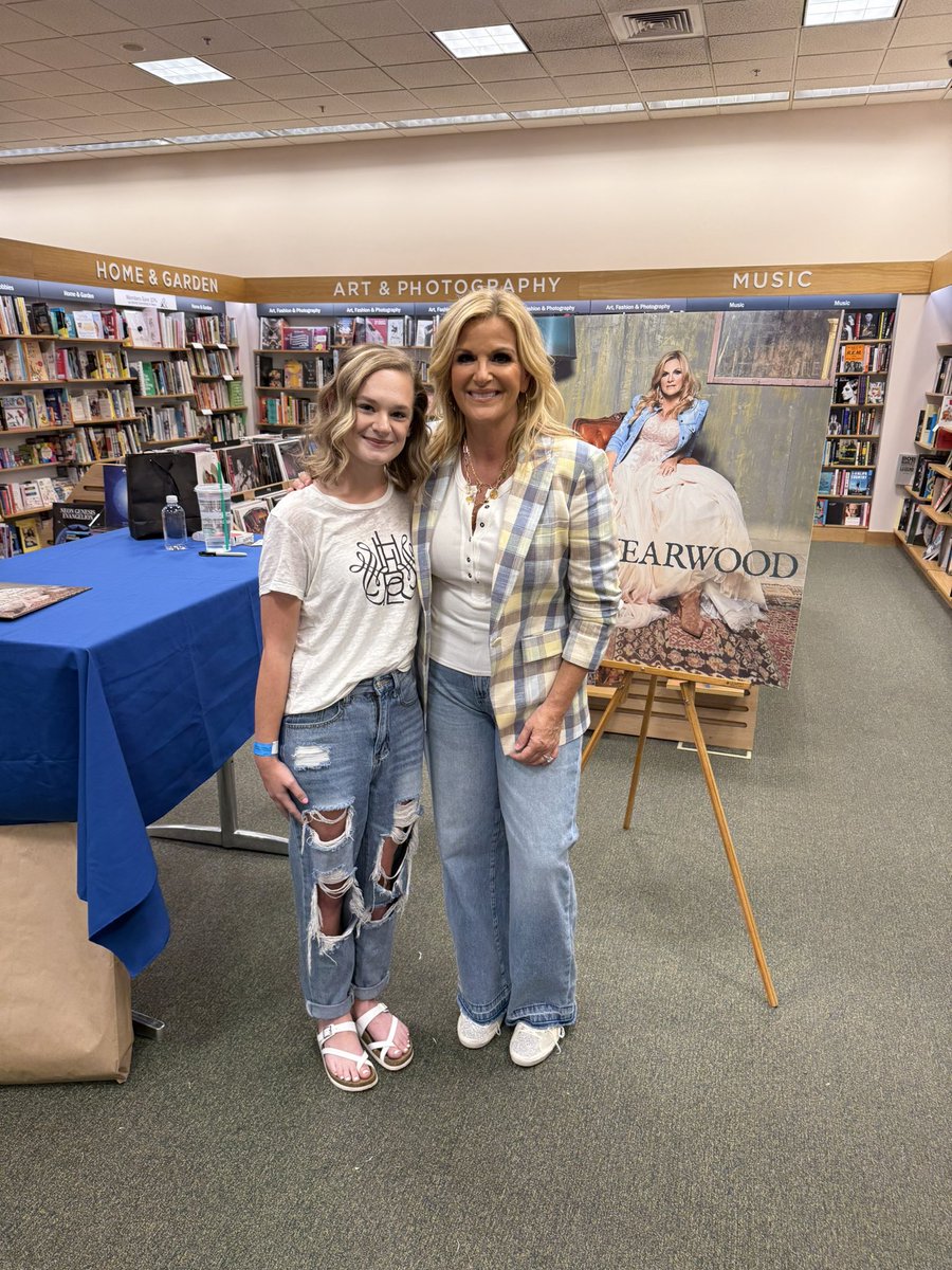 jenna_sutton87's tweet image. guess who’s back, back again 🤩 

@trishayearwood love you!🩵