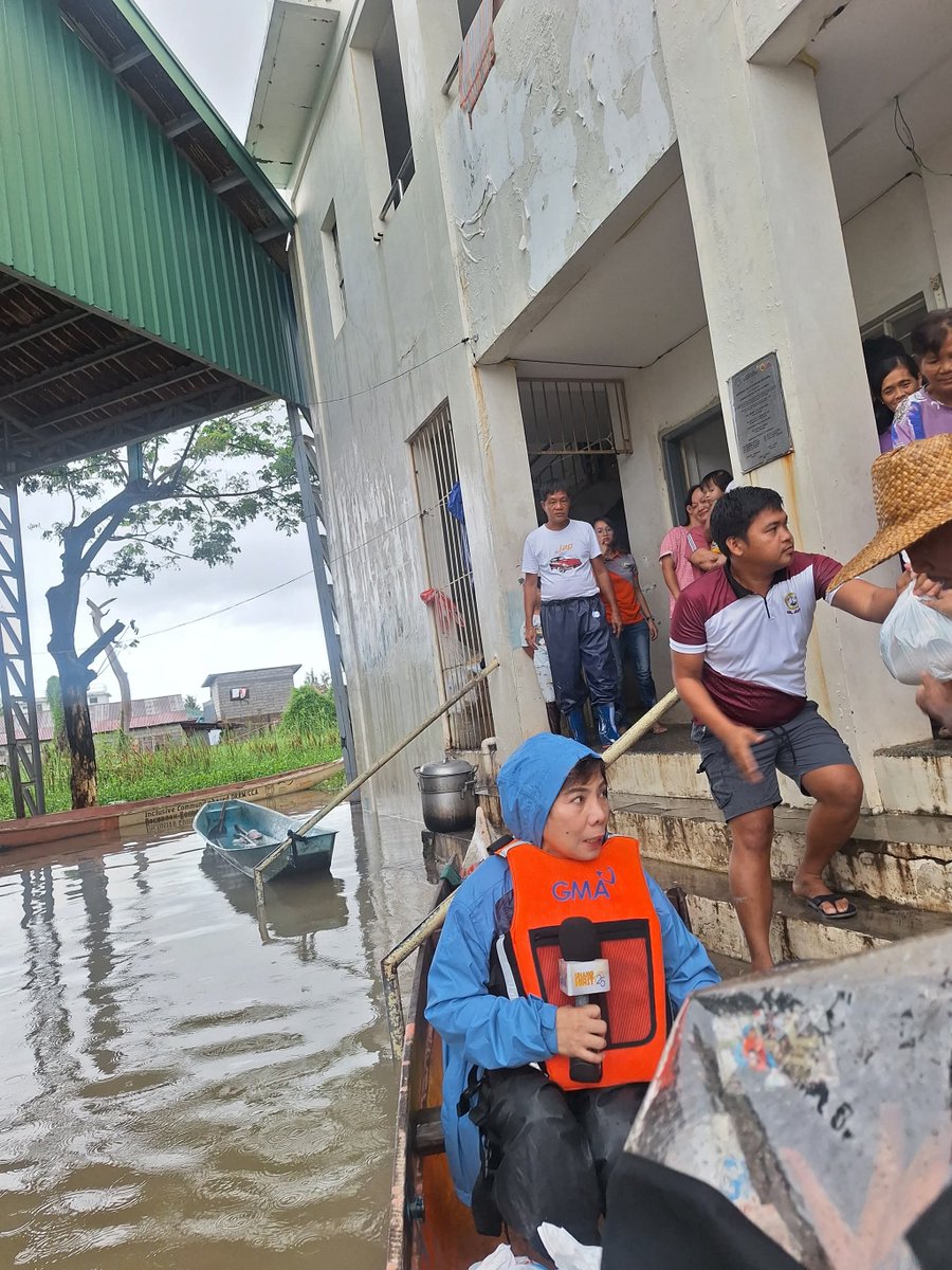 UnangHirit's tweet image. Namahagi ng relief packs si Susan Enriquez kasama ang Kapuso Foundation sa mga nasalanta ng bagyo sa Brgy. Meysulao, Calumpit, Bulacan.
Araw-araw tumutok sa inyong pambansang morning show kung saan laging una ka– #UnangHirit!