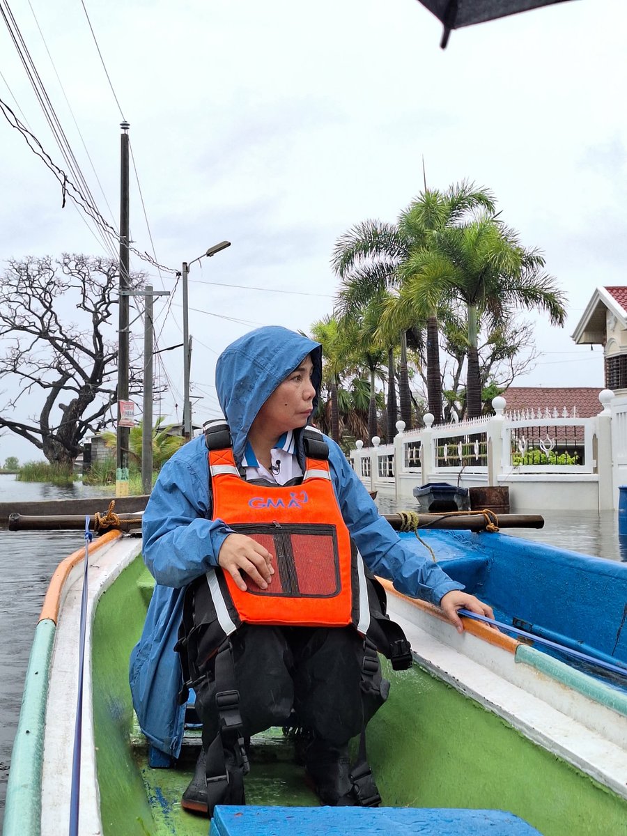 UnangHirit's tweet image. Namahagi ng relief packs si Susan Enriquez kasama ang Kapuso Foundation sa mga nasalanta ng bagyo sa Brgy. Meysulao, Calumpit, Bulacan.
Araw-araw tumutok sa inyong pambansang morning show kung saan laging una ka– #UnangHirit!