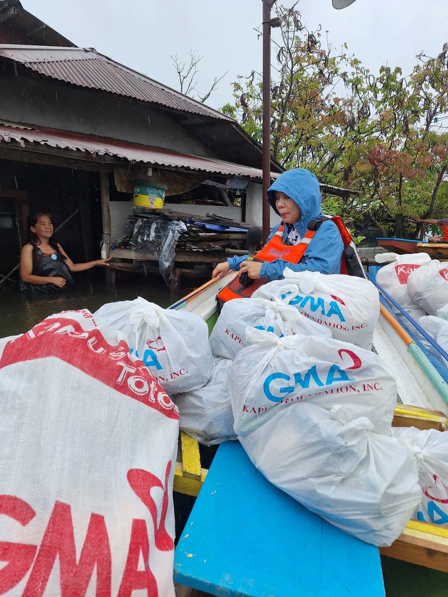 UnangHirit's tweet image. Namahagi ng relief packs si Susan Enriquez kasama ang Kapuso Foundation sa mga nasalanta ng bagyo sa Brgy. Meysulao, Calumpit, Bulacan.
Araw-araw tumutok sa inyong pambansang morning show kung saan laging una ka– #UnangHirit!