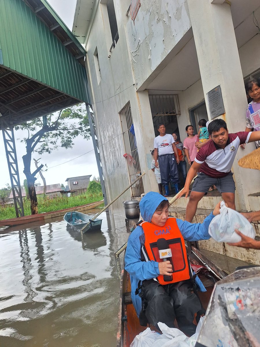 UnangHirit's tweet image. Namahagi ng relief packs si Susan Enriquez kasama ang Kapuso Foundation sa mga nasalanta ng bagyo sa Brgy. Meysulao, Calumpit, Bulacan.
Araw-araw tumutok sa inyong pambansang morning show kung saan laging una ka– #UnangHirit!