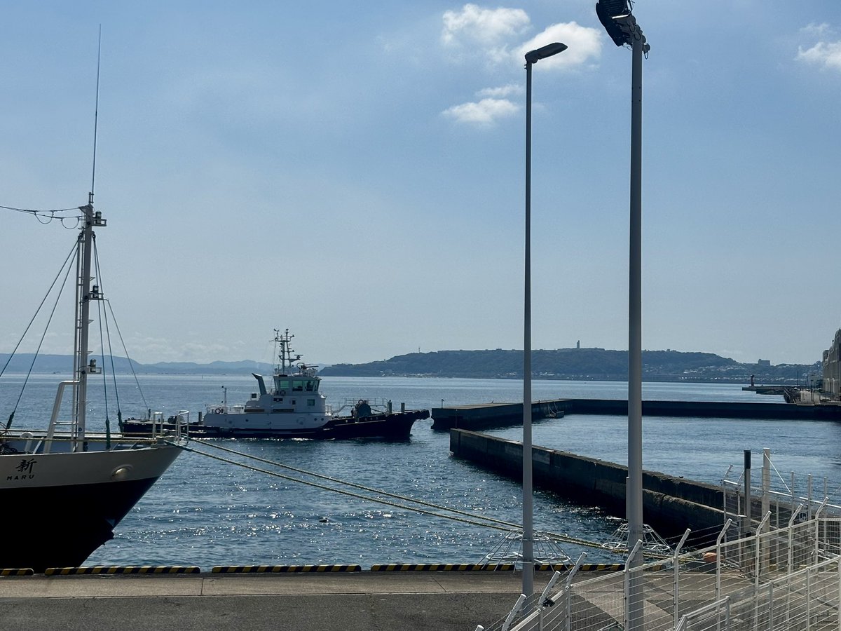 令和7年7月24日、今日の横須賀新港ふ頭のようすです。
刺すような日差しが容赦なく、暑いのか痛いのかわからないほどです。タグボートが通りかかったところが見えました。