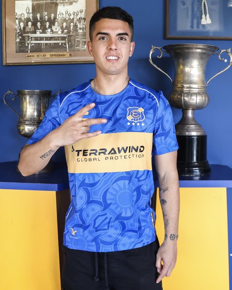 RodrigoQta's tweet image. ⚽️🇨🇱TODOS A VIÑA🌅
Julián Alfaro (23|🇨🇱) llegó a préstamo a #Everton hasta fin de 2025 desde #LaU. Son como nuestro Chelsea por la cantidad de jugadores entrenando. Larriera tiene opciones, pero quería algo más. Si mi registro no falla tiene más de 34 jugadores⚽️
📸:Com. Everton