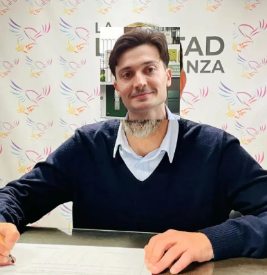 argentolawyer's tweet image. 🧵Pese a todo el quilombo de público conocimiento, amenazas, traiciones y operaciones...
Sí, señores.
Al final @TraductorTeAma va a ser candidato.
Y sí, por el partido del padre.
Porque cuando el enemigo es el sistema, la sangre manda.
Nos vemos en las urnas, lacras