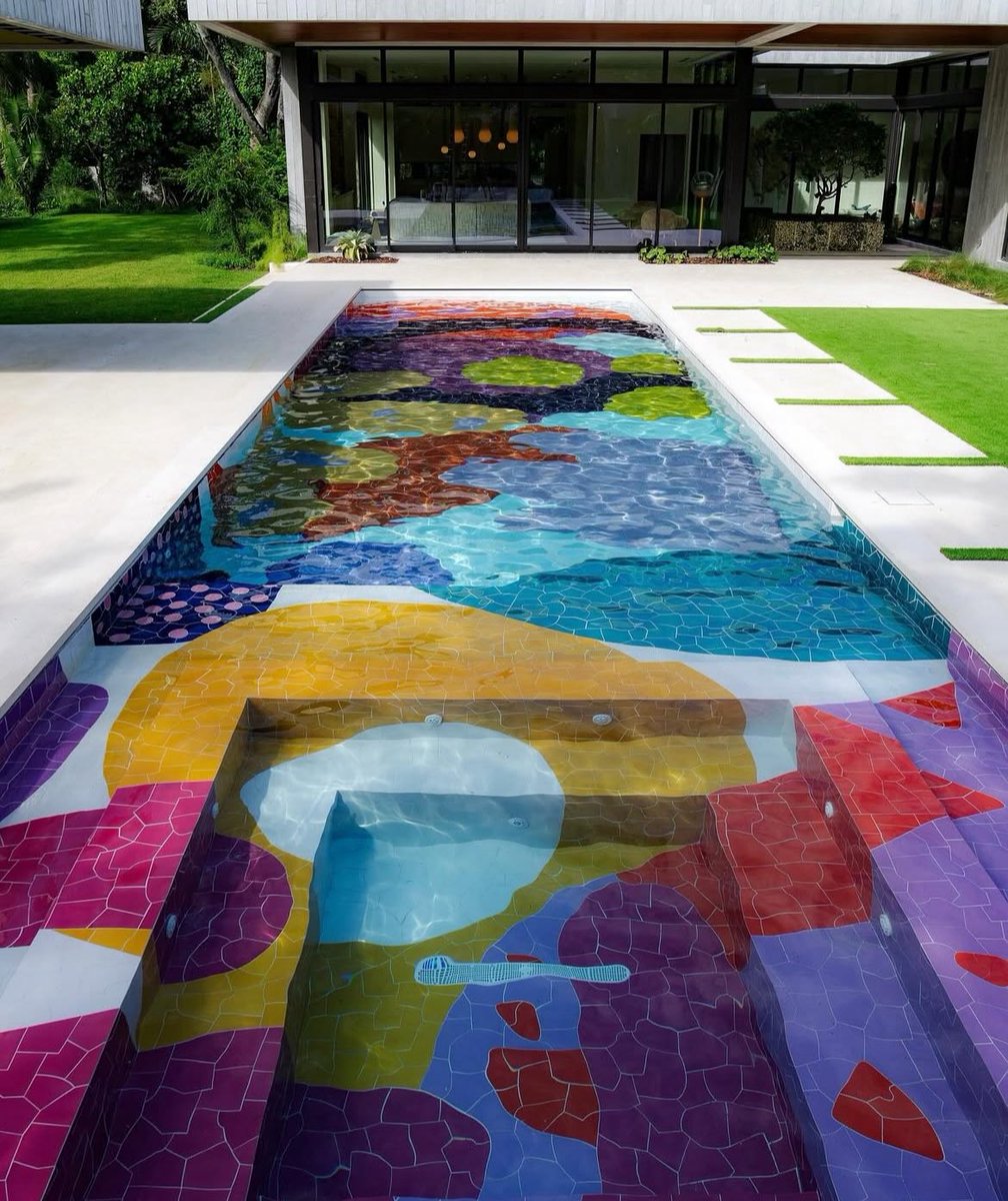 luusssso's tweet image. A backyard pool in Miami designed with over 8,000 handmade tiles by artist Alex Proba